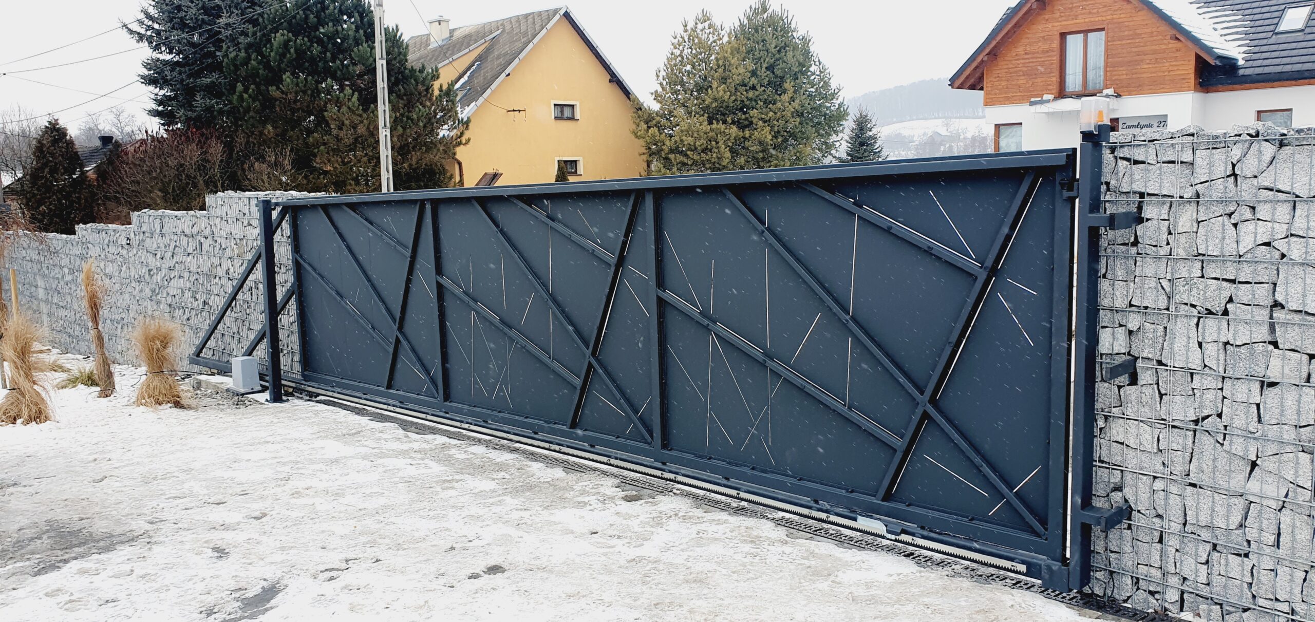 metalowa automatyczna brama przesuwna z wzorami cnc