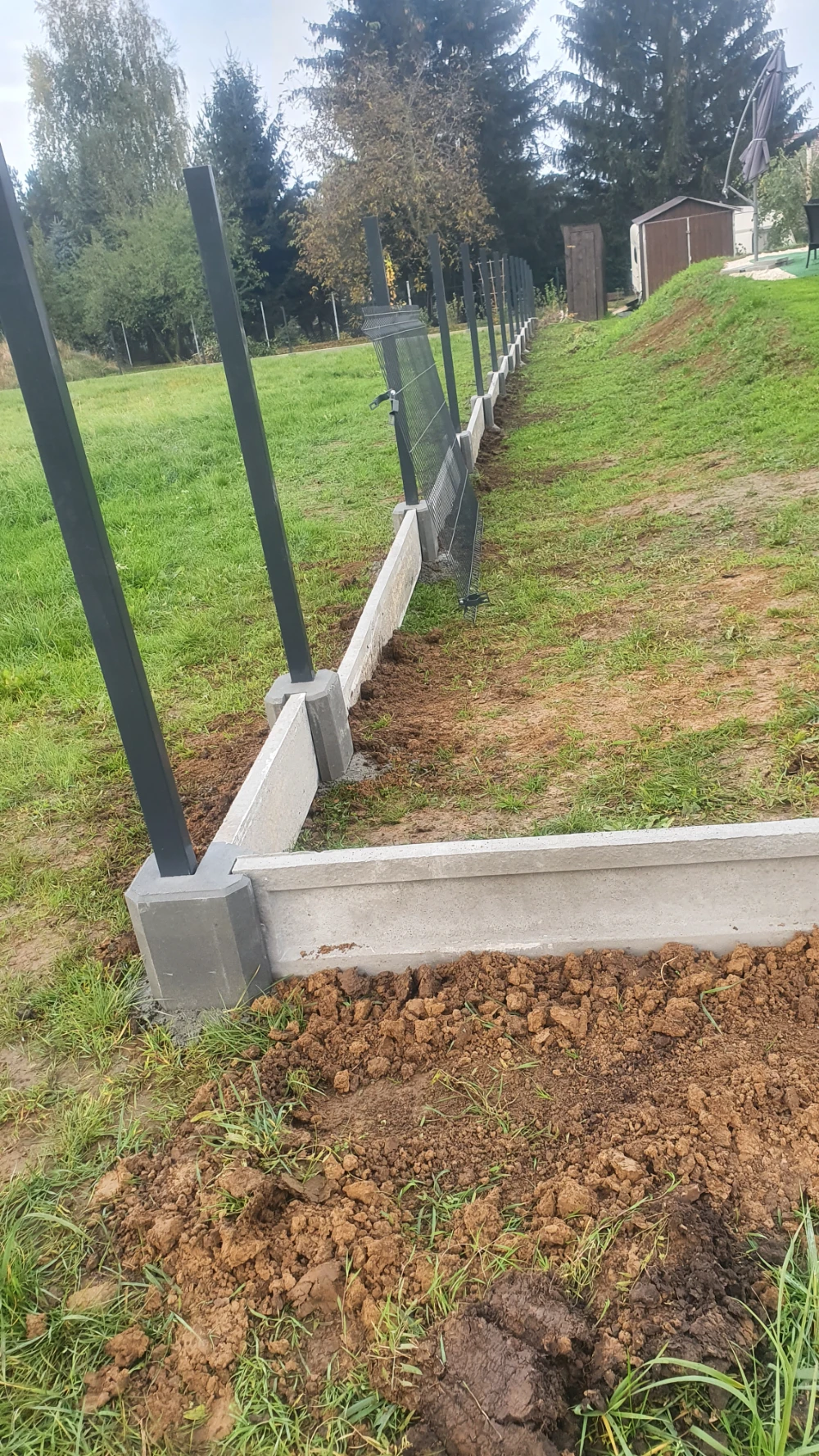 czarne ogrodzenie panelowe 3d z podmurówką wzór kaseton