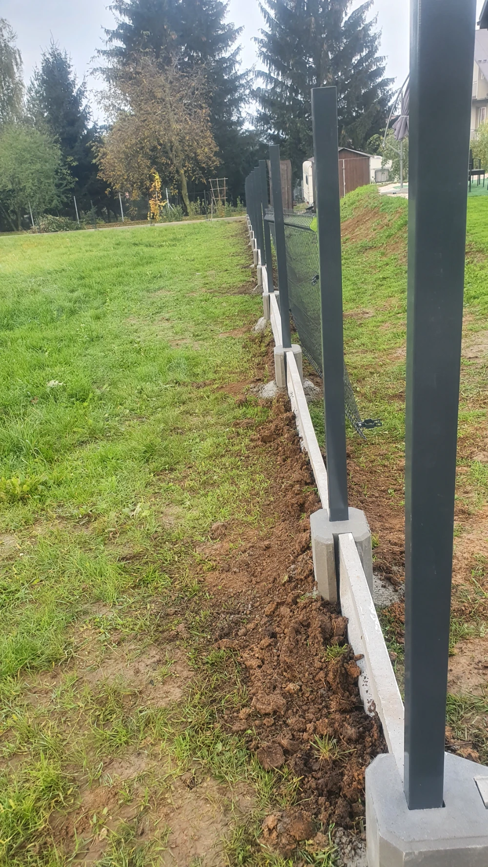 czarne ogrodzenie panelowe 3d z podmurówką wzór kaseton