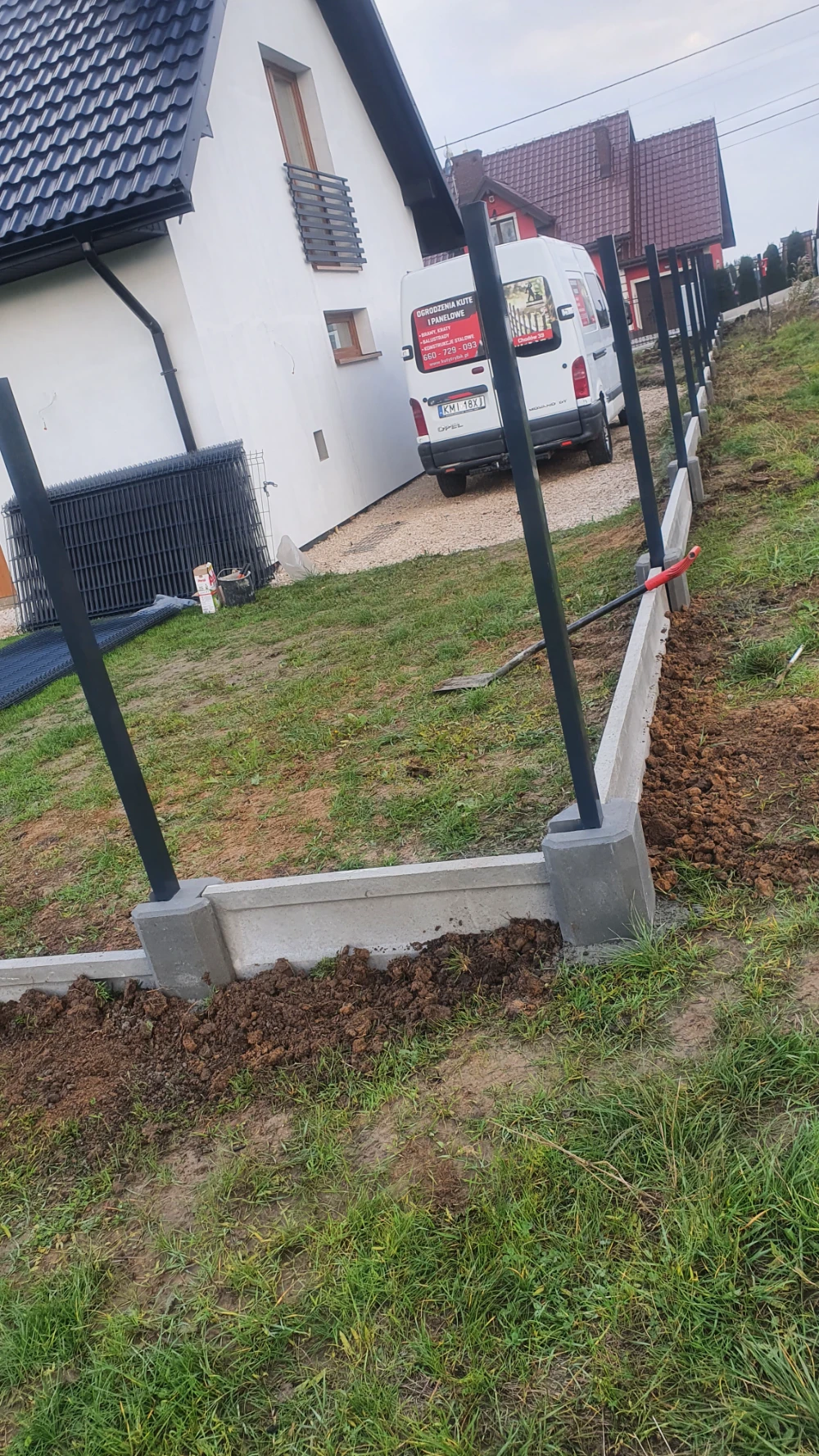 czarne ogrodzenie panelowe 3d z podmurówką wzór kaseton