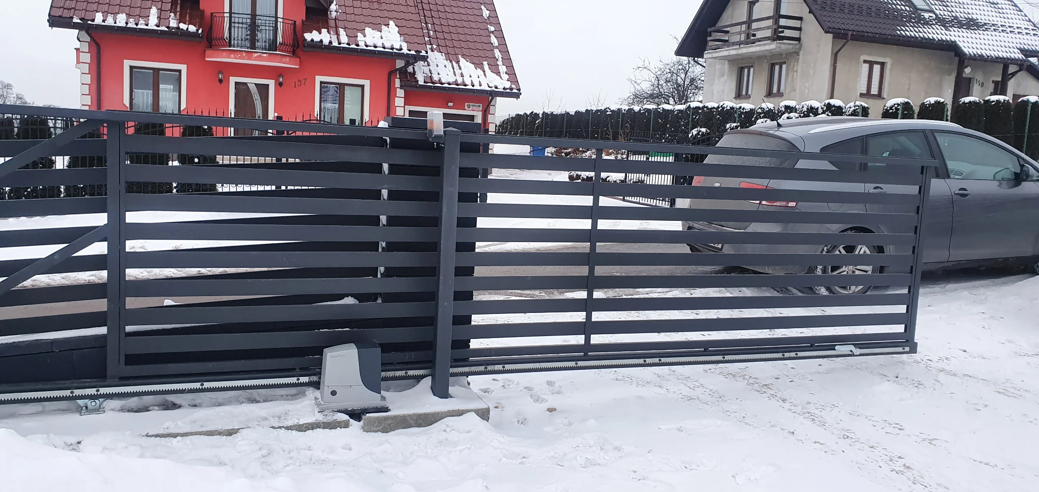 palisadowa, czarna przesuwna brama wjazdowa z napędem automatycznym