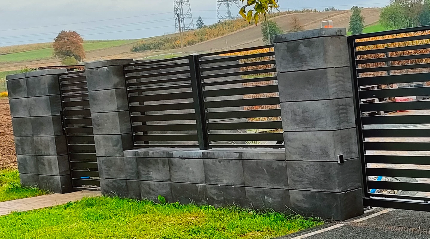 czarne ogrodzenie palisadowe połączone z bloczkiem