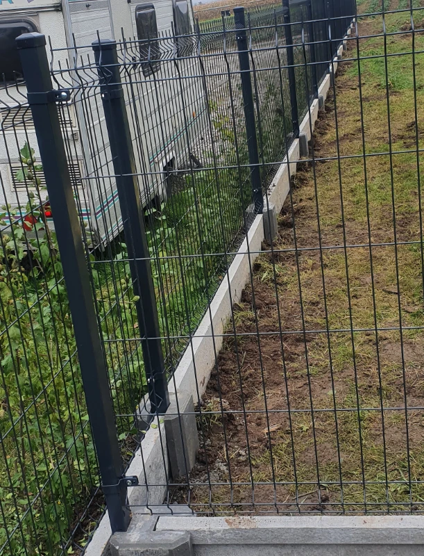 czarne ogrodzenie panelowe 3d z podmurówka wzór kaseton