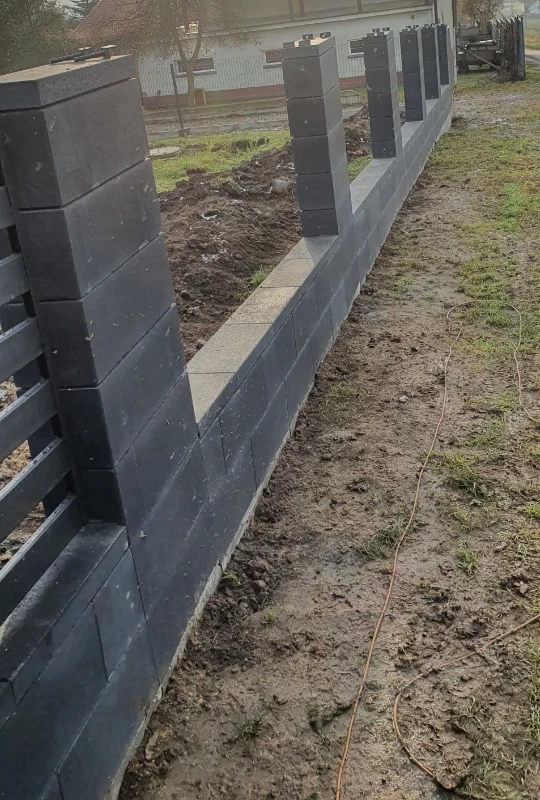 czarne ogrodzenie z bloczków