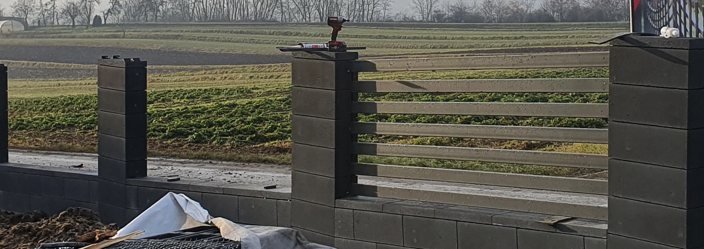 czarne ogrodzenie z bloczków