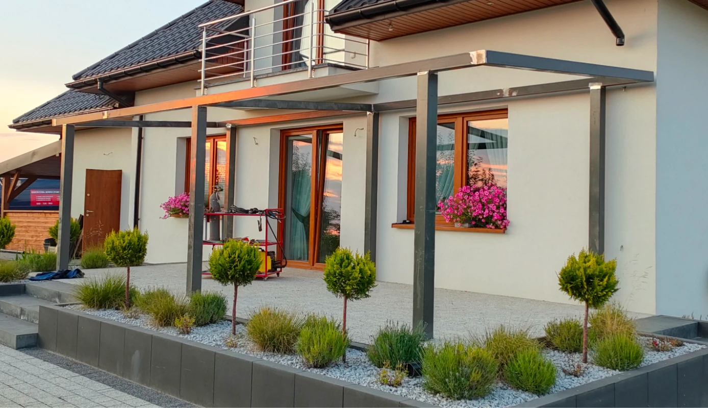 czarna, metalowa wiata tarasowa