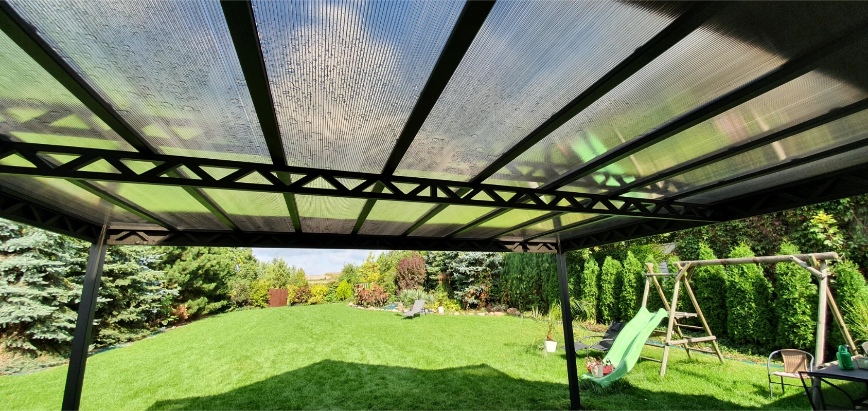 obrazek pokazujący pergole z plastikowym zadaszeniem