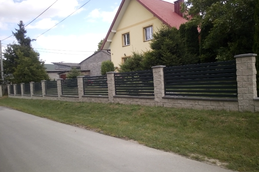 czarne ogrodzenie palisadowe połączone z bloczkiem